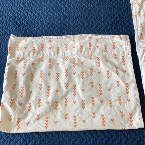 Crate and Kids Set of Standard Pillow Cases Organic Cotton White‎ Orange Arrows - Picture 3 of 6